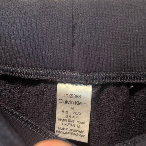 3/20$ Calvin Klein medium navy heart print cropped lounge pants - Picture 3 of 5